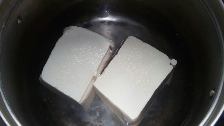 蘑菇炖豆腐,<a style='color:red;display:inline-block;' href='/shicai/ 465'>豆腐</a>用水加盐氽水。