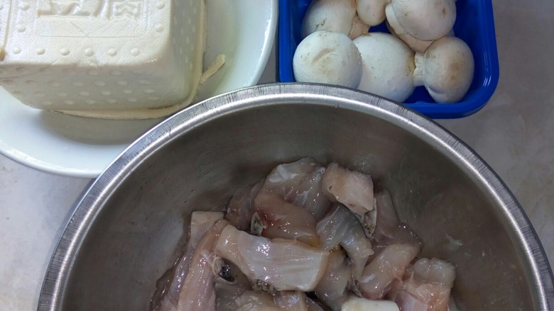蘑菇炖豆腐,准备食材。