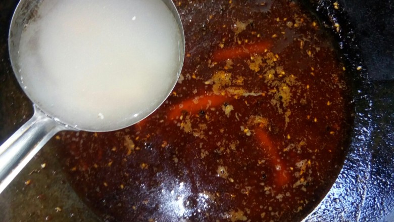 蘑菇炖豆腐,加入高汤。