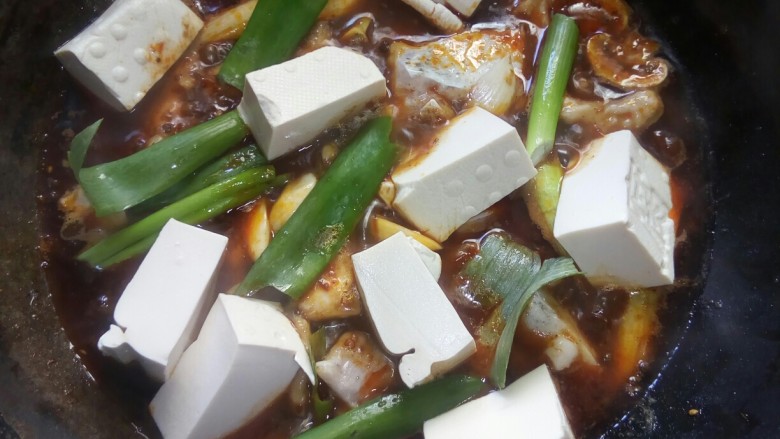 蘑菇炖豆腐,豆腐切块，放入锅中。