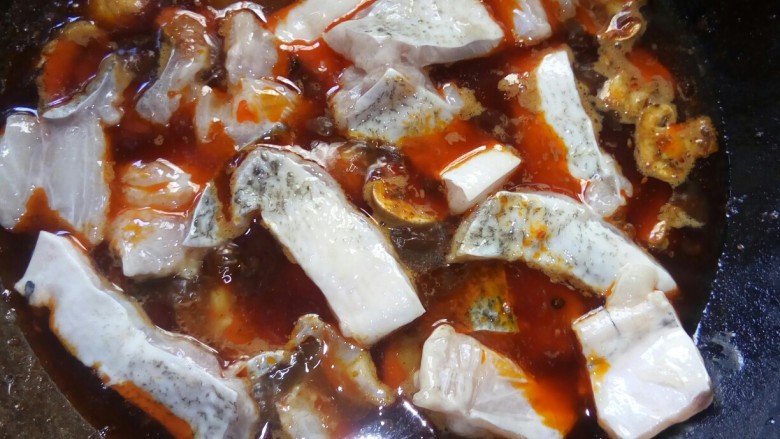 蘑菇炖豆腐,放入<a style='color:red;display:inline-block;' href='/shicai/ 339'>鱼片</a>。
