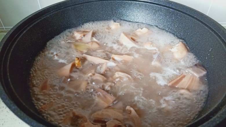 莲藕猪蹄汤,经过一个小时的炖煮,莲藕汤汁浓稠。