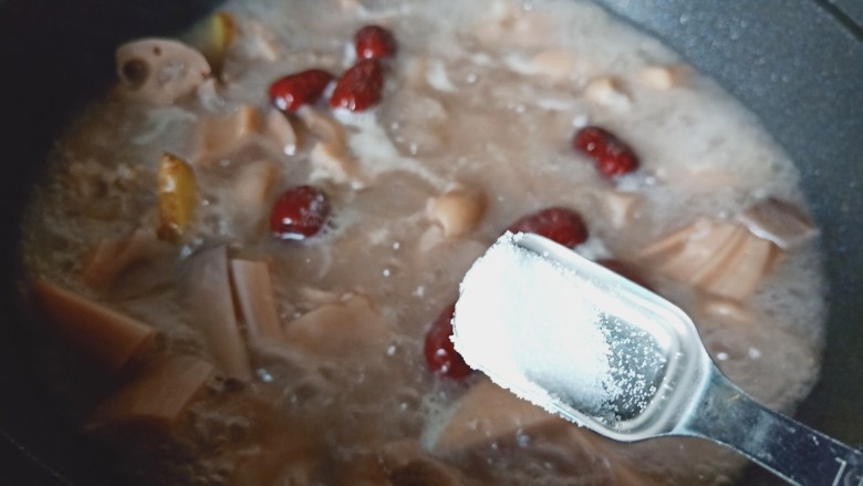 莲藕猪蹄汤,加入红枣炖煮10分钟,加盐调味。