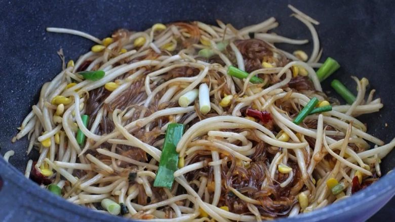 豆芽炒粉丝,最后根据个人口味加盐,放入葱段翻炒均匀关火即可。