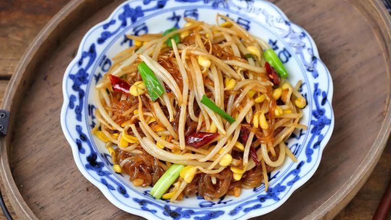 豆芽炒粉丝,一道简单快手的豆芽炒粉丝就做好了,脆嫩爽滑味道好极了!