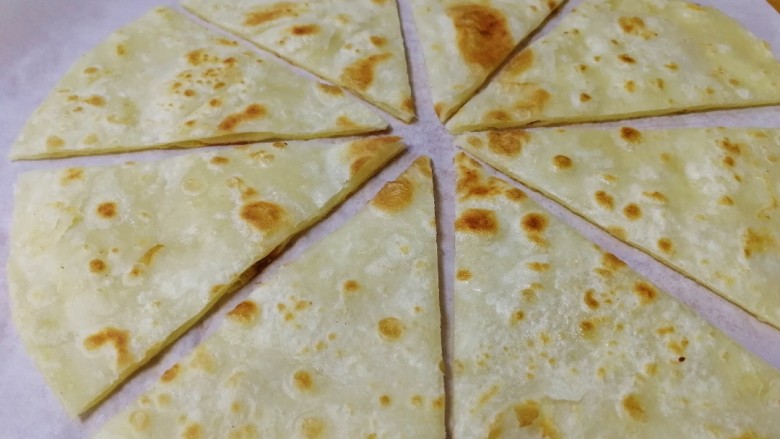 家常烫面饼,切小块,层次丰富,凉了也不硬。