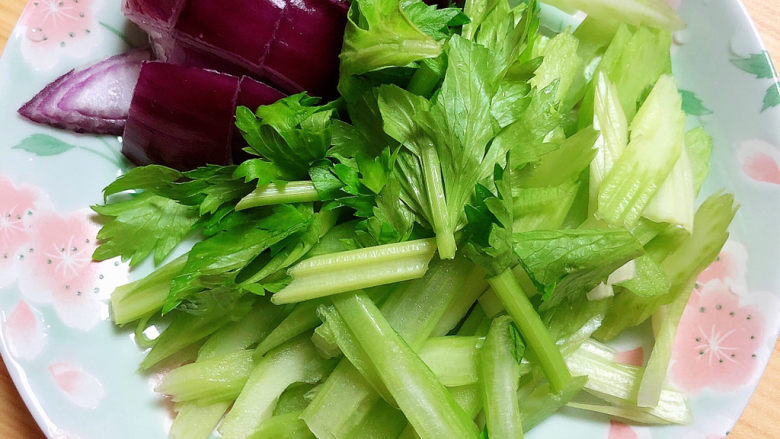 孜然鱼豆腐,配菜切好待用。