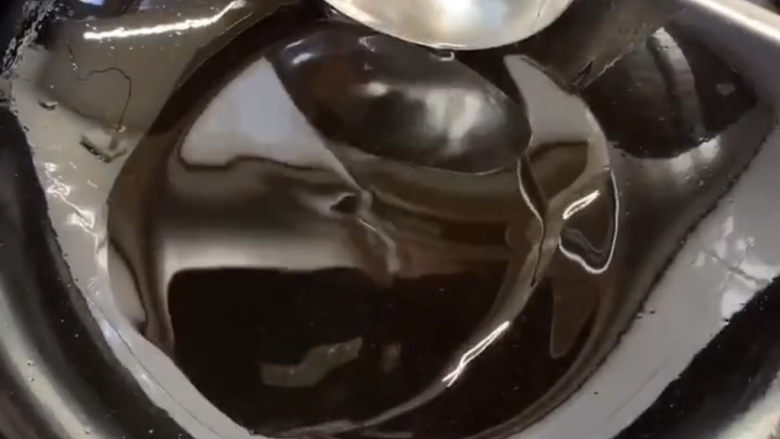爆炒肥肠,然后起锅烧油,油温达到一定温度时就可以下入菜翻炒了。因为如果锅不热的话炒出来的菜就不会香了所以一定要锅热在放下去炒
