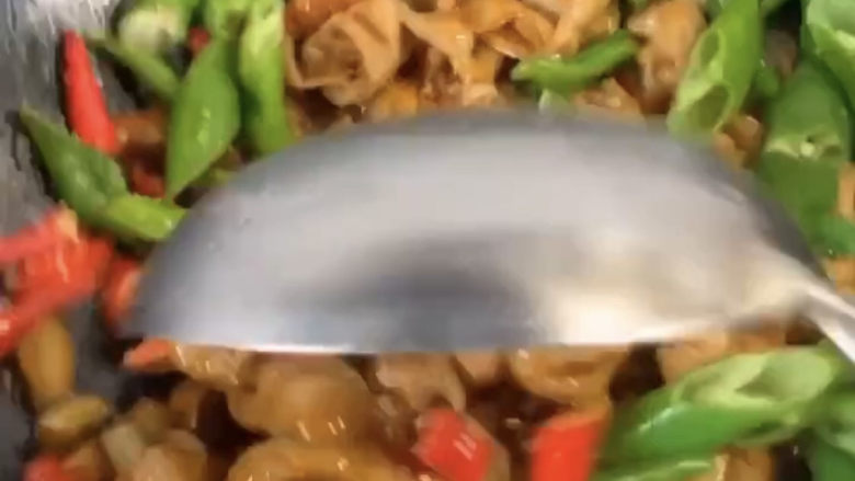 爆炒肥肠,然后再颠锅开大火爆炒一会,炒至入味和熟透即可。这样炒出来的猪大肠美味又好吃哦