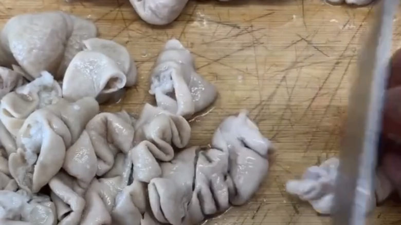爆炒肥肠,盖上锅盖煮四十分钟以后大肠煮熟之后捞出然后切成这样一小段一小段的,这样方便下锅一会也会很好的入味炒起来就比较香