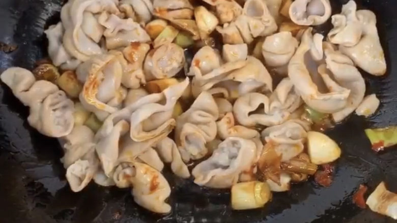 爆炒肥肠,爆炒一会以后放入一勺酱油上色,酱油颜色浅但是有味道。而且味道还是很不错的,所以煮菜经常都会用到酱油,酱油又名叫做生抽
