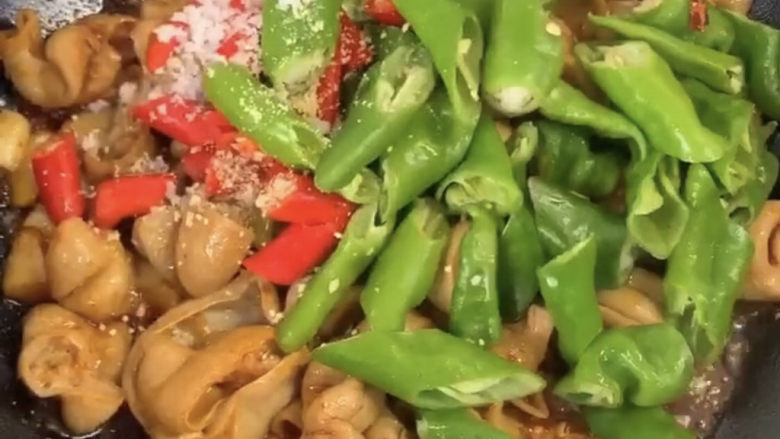 爆炒肥肠,然后再放入一勺鸡精和白糖。鸡精是可以用于味精应用的所有场合,适量加入菜肴,汤食,面食中均能达到很好的效果,鸡精因含有多种调味剂其味道比较综合,协调,因为其中含有盐的成分调味时应该注意少放一些盐