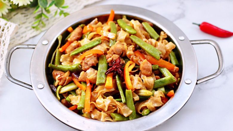鸡腿肉豆角焖面,好吃到停不下来,你还在等什么?赶紧来试试吧~
