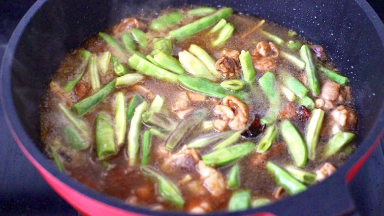 鸡腿肉豆角焖面,锅中倒入漫过食材的清水。