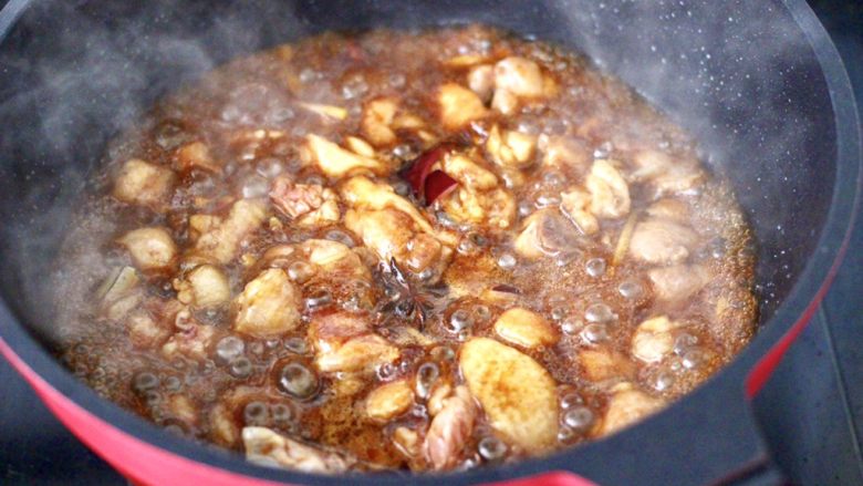 鸡腿肉豆角焖面,大火翻炒鸡腿肉炒熟。