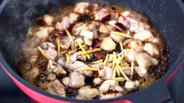 鸡腿肉豆角焖面,加入洋葱和姜丝,倒入调料汁。
