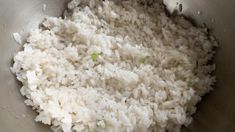 羊肉焖饭,然后将大米移入盆中,