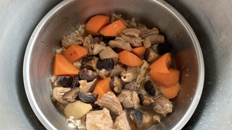 羊肉焖饭,入高压锅中,中小火20分钟左右炖煮