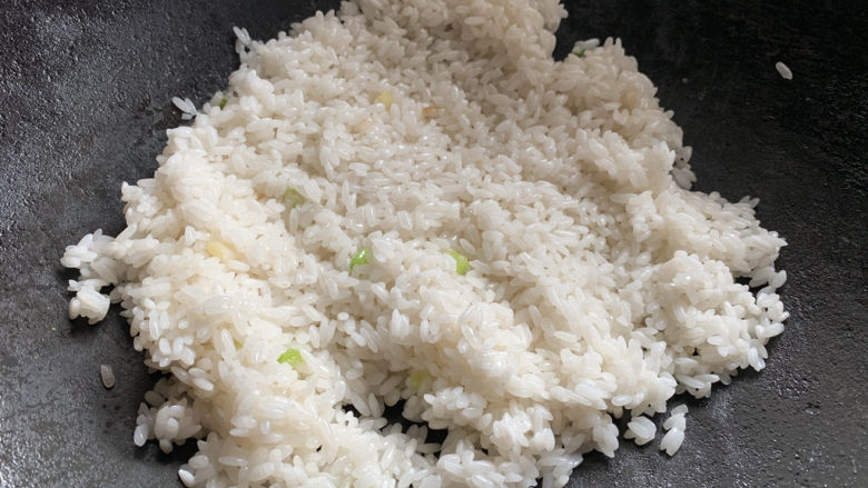 羊肉焖饭,将生大米沥干水分,入锅翻炒2分钟取出。
