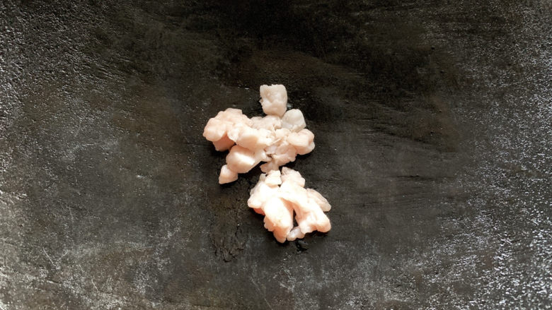 羊肉焖饭,另起一口锅,加羊肥油入锅,小火炒出油,然后将油渣丢弃。