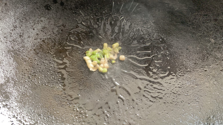 羊肉焖饭,热油锅,将葱白放入,提前爆炒出香味。