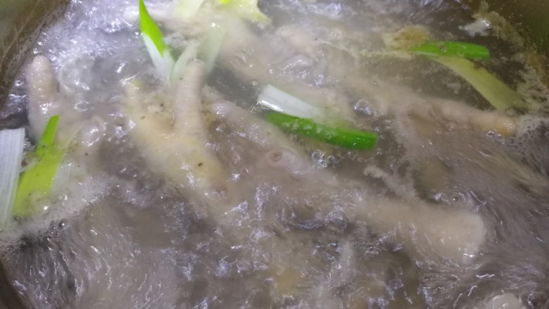 玫瑰凤爪,大火煮开,焯水3分钟。