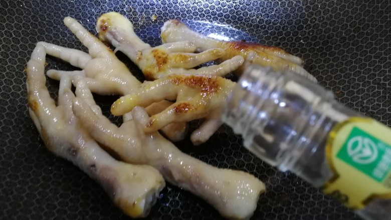 玫瑰凤爪,小火糖化成焦糖色,放入凤爪,文火翻炒均匀炒上色,烹<a style='color:red;display:inline-block;' href='/shicai/ 900'>白酒</a>去腥增香。