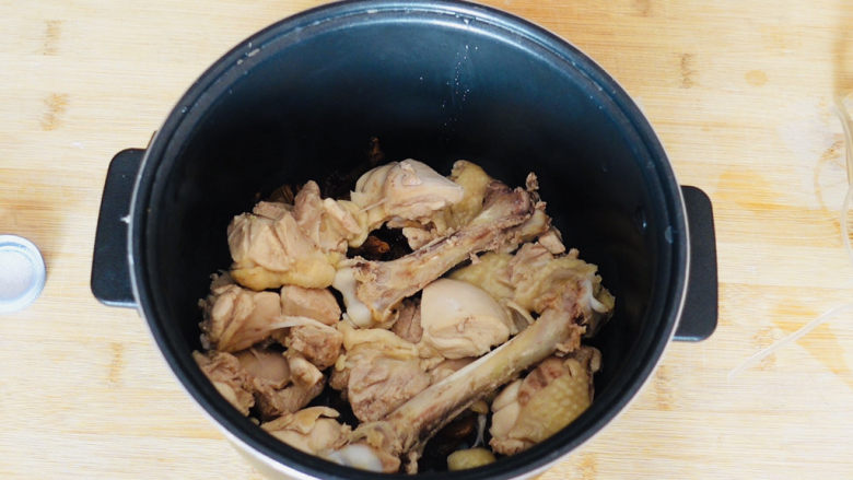 鸡腿炖蘑菇,倒入焯好的鸡腿。