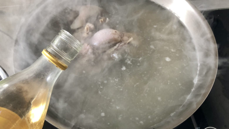 酸菜羊肉,加一汤匙<a style='color:red;display:inline-block;' href='/shicai/ 718'>料酒</a>去腥,煮一分钟捞出