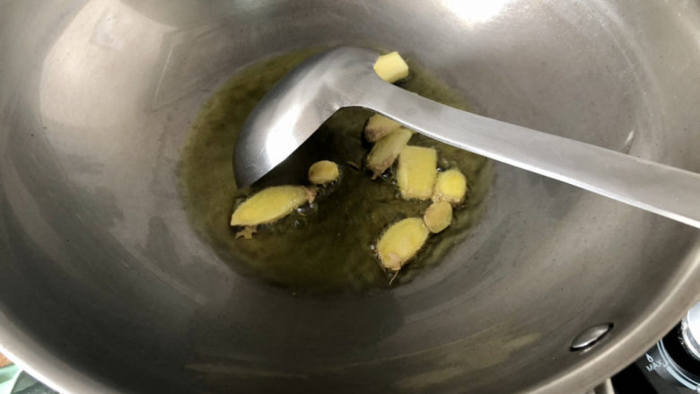 酸菜羊肉,热锅冷油,下姜片小火煸香
