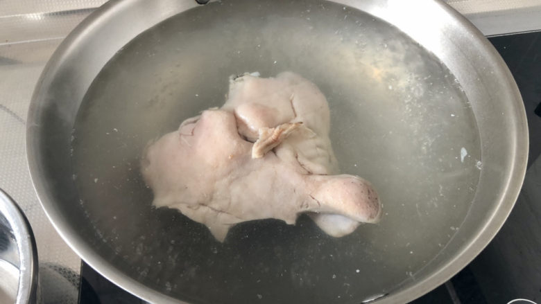 酸菜羊肉,水开下羊头肉(我这个羊头肉本来就是熟的)