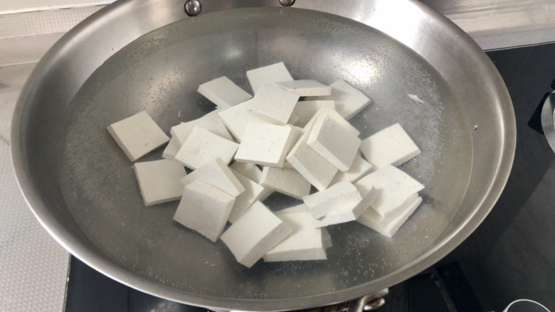 酸菜羊肉,坐锅烧水,水开下豆腐,煮一分钟