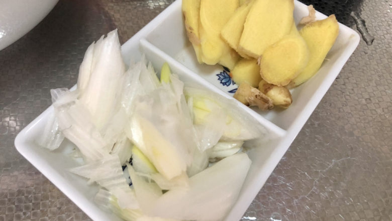 酸菜羊肉,葱白切片,姜切片
