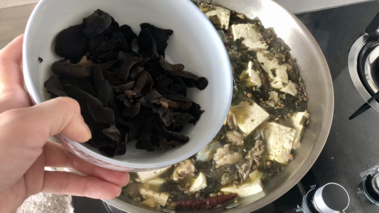 酸菜羊肉,开盖,下木耳