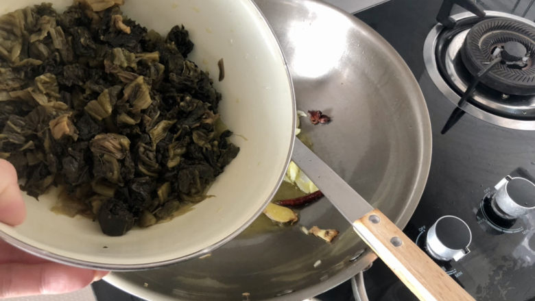 酸菜羊肉,转中火,下酸菜,炒干水分
