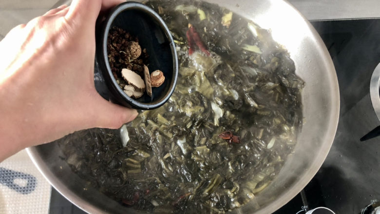 酸菜羊肉,下小茴香花椒白芷白寇山柰，