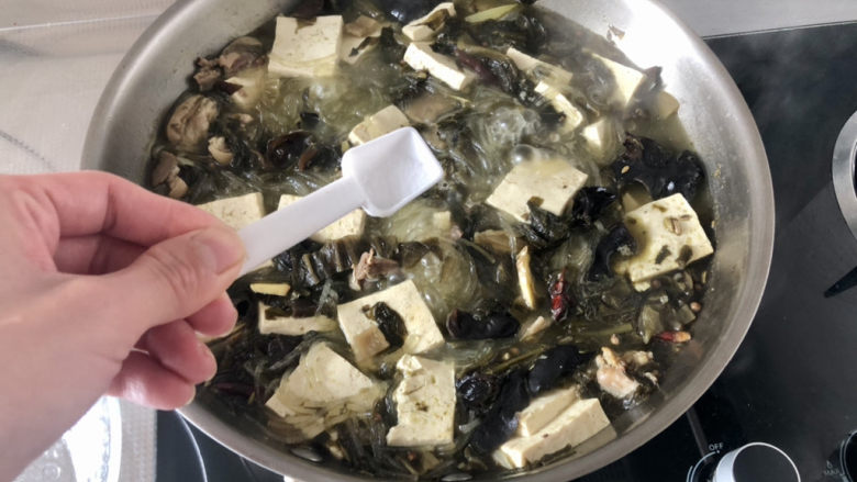 酸菜羊肉,开盖后尝下咸淡,如果觉得淡,可以补充少许食盐