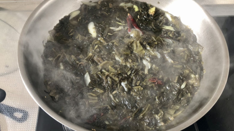酸菜羊肉,加适量热水,煮开,