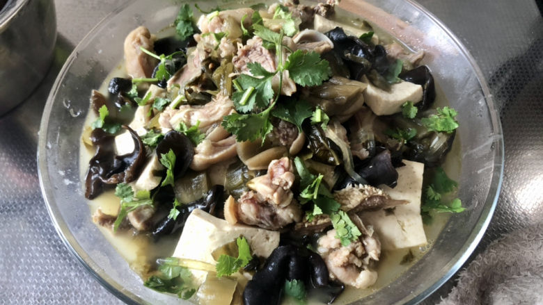 酸菜羊肉,撒少许香菜,即可上桌