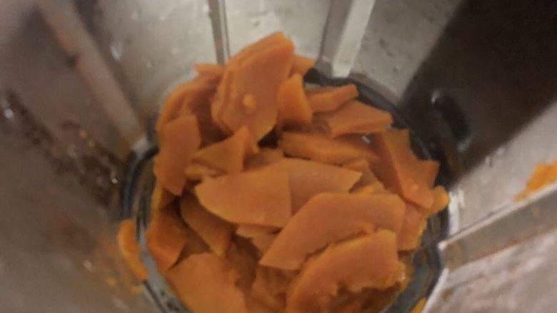南瓜挞,熟后连汁一起倒入料理机里(没有机的,可以自己压成泥,但是牛奶的量要减少)