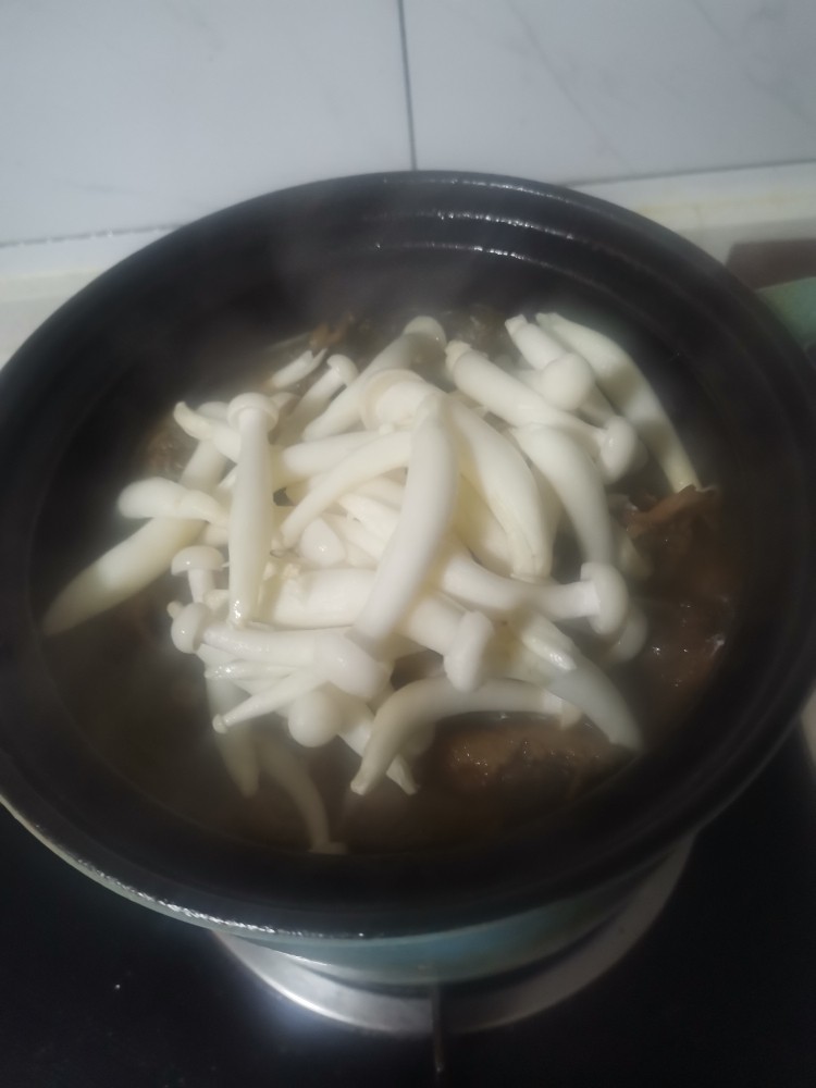 砂锅鸡,加入一点汤,在加白玉菇