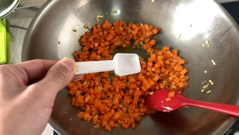 青椒炒胡萝卜,加少许盐,翻炒均匀,让胡萝卜有个基味