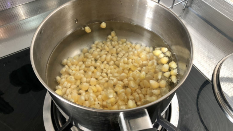 青椒炒胡萝卜,坐锅烧水,水开下玉米粒