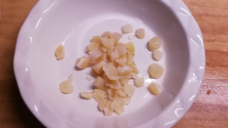 瑶柱蒸蛋,每颗瑶柱再切两刀,放入蒸蛋碗里。
