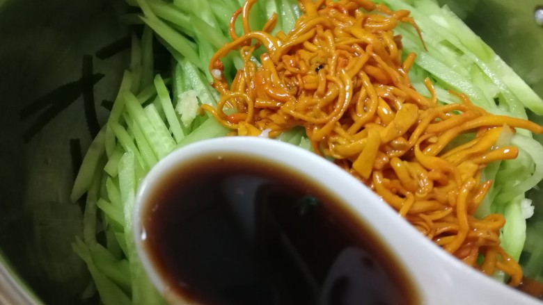 炝拌三丝,放入炒好的虫草菇,加香醋。