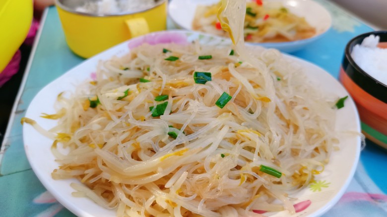 豆芽炒粉丝,出锅享用吧!