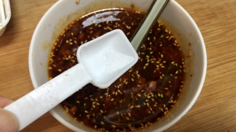 酸辣娃娃菜,加两汤匙凉开水，搅拌均匀，尝下咸淡，根据个人口味添加少许盐定味