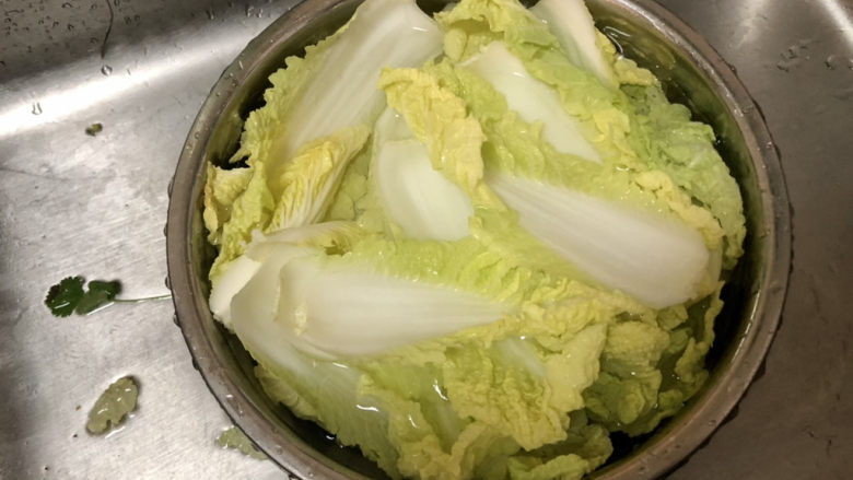 酸辣娃娃菜,娃娃菜叶，淡盐水浸泡10分钟