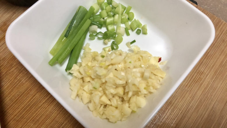 酸辣娃娃菜,改刀：蒜切蒜末，小葱葱白切末，葱叶切段