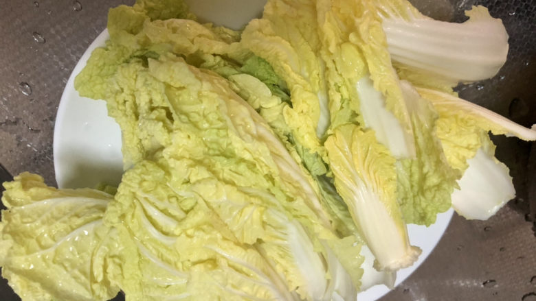 酸辣娃娃菜,淡盐水浸泡后的娃娃菜叶清洗沥水备用